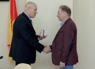 Награждание Корзин 15,09,2014 награда из рук Главы города сайт_04.jpg